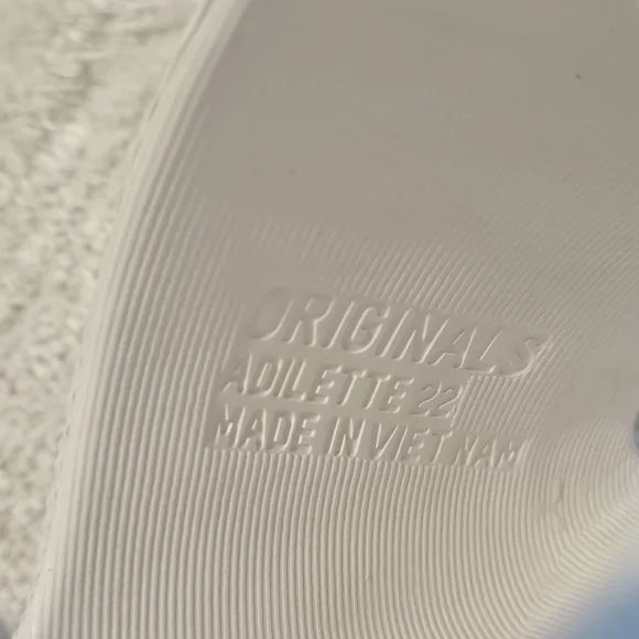 NEW Adidas Adilette 22 Women's Slides Size 8.5 White Minimalist Streetwear Avant - Picture 8 of 9